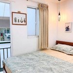 studio có ban công,45m2 cửa sổ thoáng mát,thuận tiện q1,q2,q3,..