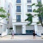 bán căn nhà phố sân vườn khu biệt thự vinhomes grand park quận 9 giá hợp lý đầu tư. lh 0916111163