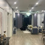 bán gấp căn hộ chung cư royal city,72 nguyễn trãi dt 133m 4 phòng ngủ.full đồ