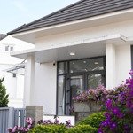 villa nằm trên mặt tiền đường chính 16m thoải mái di chuyển và đậu xe chả phải lo những con dốc của