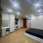 chính chủ cho thuê căn hộ 2 phòng ngủ 90m2 full đồ đẹp phố ngọc lâm giá 10 triệu: lh 0916393862