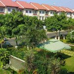 bán căn nhà 300m villa đẹp tại khu biệt thự chuyên gia the oasis kdc việt sing. lh 0909901666