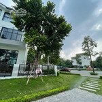 cc bán gấp biệt thự 450m2 mặt hồ vinhomes thăng long thuộc hàng vip nhất dự án. lh: 0936461318