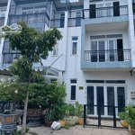 nhà phố view công viên đã có sổ hồng sang tên công chứng ngay. lh: 0911098498