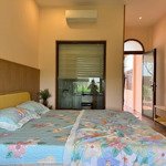 ra cho các cô chú anh chị 1 chiếc homestay xịn sò gần biển cach vài bước chân