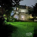 bán villa sân vườn 3 tầng full thổ cư, khuôn viên 1500m2, gần sông thoáng mát -giá 41 tỷ ( 27tr/m2)