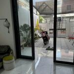Nhà rộng 2 phòng có nội thất trung tâm