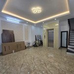 hiếm!!! trung tâm quận cầu giấy 6 tầng thang máy, 70m ra mặt phố ô tô tránh.