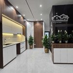 nhà mới 5 tầng 3 ngủ ngõ văn chương, 100m đi bộ ra hồ thông thoáng