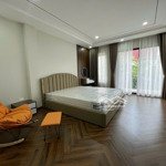 tôi có nhà cần bán tại phạm ngọc thạch, dt 86m2, ngõ rộng, cách mặt đường chỉ 10m, oto vào cửa