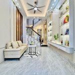 chú sáu đi mỹ, cần bán căn tôn thất thuyết, q4. giá 2tỷ400. nhà 42m2 - 3 phòng ngủ, có sân thượng