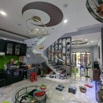 - nhà 3 tầng, mt đường 5,5m2. sau bến xe.
- s = 105m2 x 3 tầng, mặt tiền 5m. - nhà kiên cố - mới