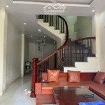 hiếm căn góc sát phố nhà dân xây chắc chắn chỉ nhỉnh 6 tỷ
ô tô đỗ cửa, vào nhà nếu muốn muốn