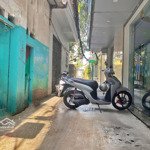 chỉ hơn 6tỷ có nhà 5 tầng - đầy đủ công năng - kinh doanh - gần ôtô - phố vip - cầu giấy - hà nội