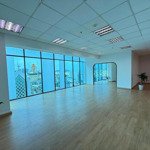 văn phòng sẵn fitout dt 142m2 giá tốt, view cửa sổ nhiều ánh sáng đường cách mạng tháng 8, quận 3.