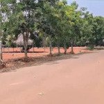 cần bán gấp 1 lô đường nhựa, giá bán 390 triệu diện tích 228m2, có 100m2 thổ cư, dân cư ổn định