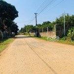 bán đất mặt tiền , cách trục chính của xã 30 m . đường to rộng 2 xe tránh nhau , thông các ngả
