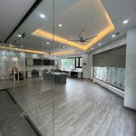cho thuê sàn văn phòng 80 m2, có sẵn bàn ghế, nội thất, lô góc rất đẹp, vào có thể làm việc ngay