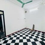 Cho thuê nhà Hồng Mai, 43m2, 3 tầng, 3 ngủ, 9.5 triệu, 30m ra ô tô ở gia đình, nhóm ngoan
