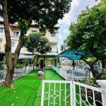 chủ về nước ngoài cần bán biệt thự góc 300m2 có hồ bơi kế siêu thị aeon mall bình dương