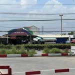 nhà phố liên kế nằm ở mặt tiền đường hv