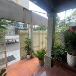 cho thuê biệt thự vimeco nguyễn chánh 150m,nội thất đẹp, mt10m, có hầm để xe, vỉa hè 3m, 40tr/thg