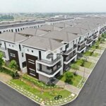 Còn căn shophouse đối diện phố đi bộ