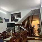 Nhà 1 trệt 1 lầu hoàng văn thái. diện tích: 5x26,6m hướng: đông bắc giá thuê: 10 triệu/tháng.