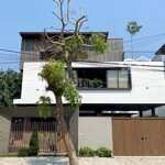 Bán villa đà lạt, có sân vườn đầy hoa xanh mát, view triền đồi đẹp