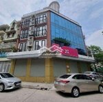 Cho thuê nhà ngõ 219 trung kính, dt 140m2 x 4 tầng + 1 hầm, căn góc