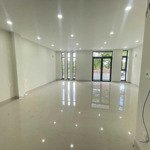 Cần cho thuê văn phòng tại kdc gia hoà quận 9, 100m2 sàn, ngăn 2 phòng có thang máy, máy lạnh