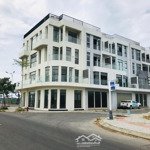 Cho thuê shophouse 4 tầng 1 tum 3 mặt tiền đường hoàng thị loan trục đường có lưu lượng xe rất lớn