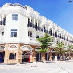 Bán căn shophouse vừa mới xây, 1 trệt 2 lầu, sổ hoàn công, bank hỗ trợ 70%. liên hệ: 0907206679