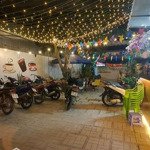 Sang lại quán cafe đang có khách sẵn.