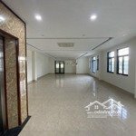 Cho thuê nhà phố liễu giai dt 230m2 xây dựng mỗi nhà 90m2 x 3 tầng mặt tiền 12m giá 50tr