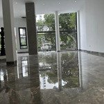 Cho thuê nhà nguyên căn 130m2x5t mặt phố từ hoa - tây hồ