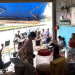 Sang quán kafe đang hoạt động