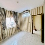 Cho thuê chung cư hqc hóc môn, ngay chợ đầu mối hóc môn. 2pn,1wc.50m2. có 1 máy lạnh. ở liền