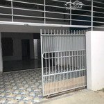 Cho thuê nhà gần chợ bình tân có 2 phòng ngủ dt 120m2 ngang 5m có sân đậu ô tô giá 5tr/tháng