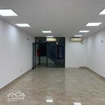 Tòa nhà văn phòng kết cấu 1 hầm 1 trệt 4 lầu và 1 tum có thang máy đường d1 giá thuê 75 triệu