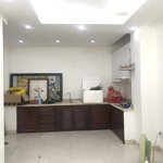 Cho thuê phòng đường ô tô, gần chợ bà chiểu, dt 38m2 có máy lạnh tủ đồ, bếp. giá 5tr5/th