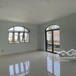 Cho thuê văn phòng hiện đại 275m2 ở 1 quận 2