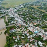 đất nền nằm ngay trung tâm phố chợ, diện tích lớn rất thích hợp để đầu tư hay xây biệt thự nhà vườn