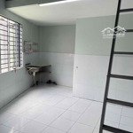 Phòng 30m2 có gác đúc, cửa sổ thoáng mát sạnh sẽ ở bùi quang là f12gv