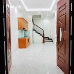 Cho thuê nhà nguyên căn mới -tại ngõ 66 ngọc lâm- 5tầng diện tích 33m2 . lh : 0896551079