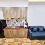 Căn hộ có máy lạnh, tủ lạnh, nước nóng, sofa...