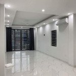 Cho thuê nhà 59m2 * 7 tầng, thang máy (cho thuê 4 tầng dưới) phố đông tác, đống đa, giá bán 23 triệu/th