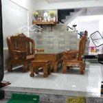 ông chú 6 kẹt tiền bán căn nhà 1 lầu , ngay chợ bình chánh , 950 triệu , 80m2 , sổ riêng