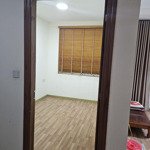 Bán căn hộ 2 ngủ, 2vs sổ đỏ tại 89 phùng hưng, bc đn giá: 2.68 tỷ lh 0878800989