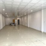 Cho thuê tòa nhà 3 tầng trống suốt, 550m2 sàn, mặt tiền lê văn hiến, sầm uất